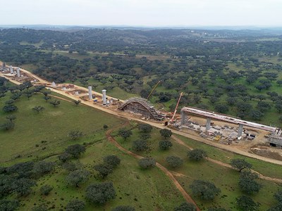 Grande quantidade de equipamento para a construção do primeiro trecho ferroviário de alta velocidade de Portugal