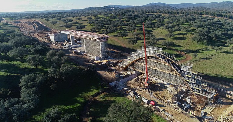 Grande quantidade de equipamento para a construção do primeiro trecho ferroviário de alta velocidade de Portugal