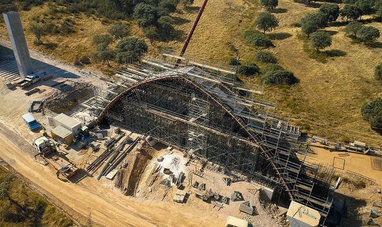 Grande quantidade de equipamento para a construção do primeiro trecho ferroviário de alta velocidade de Portugal