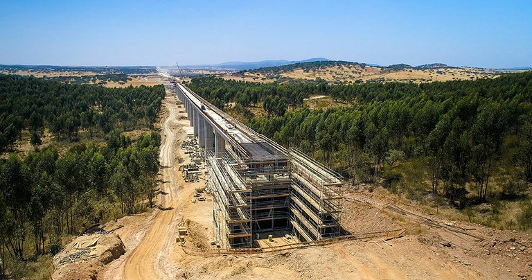 Grande quantidade de equipamento para a construção do primeiro trecho ferroviário de alta velocidade de Portugal