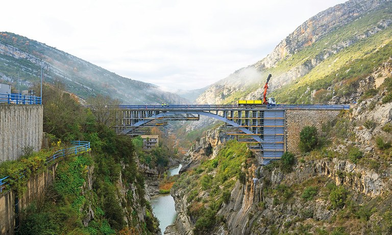 Ponte sobre o río Esera