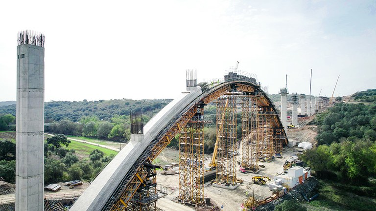 Viaduto com 800 metros de comprimento apoiado em 19 pilares e um arco