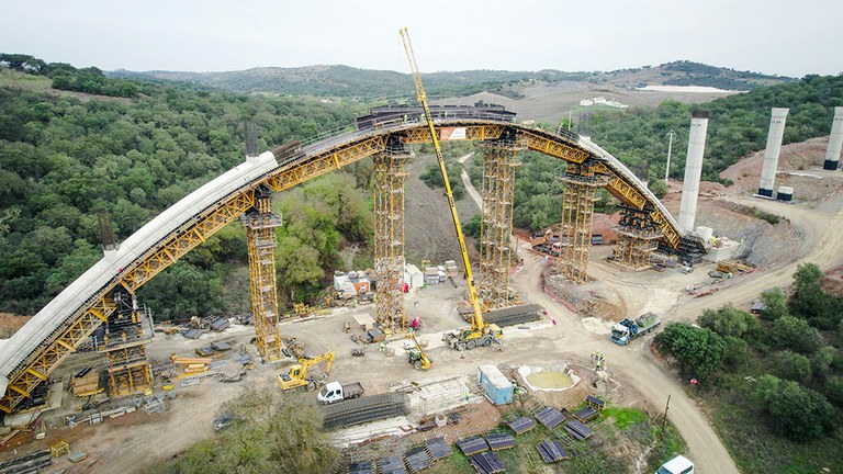 Viaduto com 800 metros de comprimento apoiado em 19 pilares e um arco