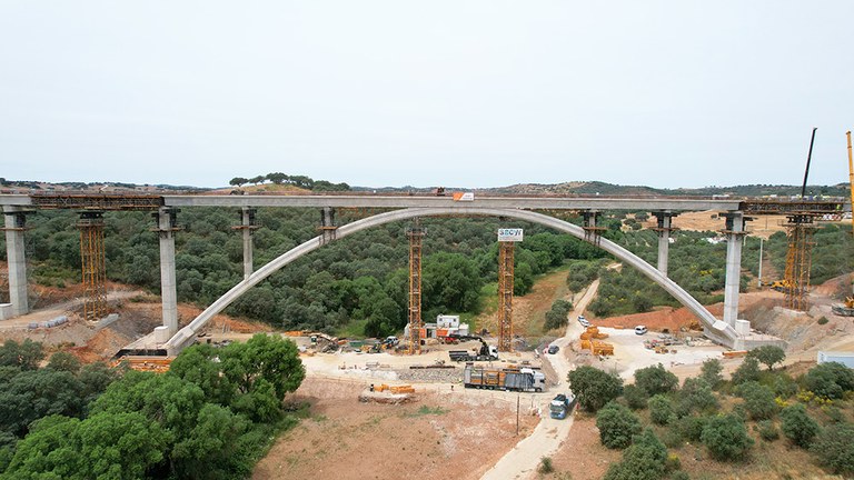Viaduto com 800 metros de comprimento apoiado em 19 pilares e um arco
