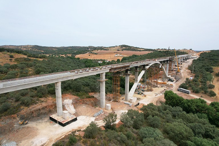 Viaduto com 800 metros de comprimento apoiado em 19 pilares e um arco