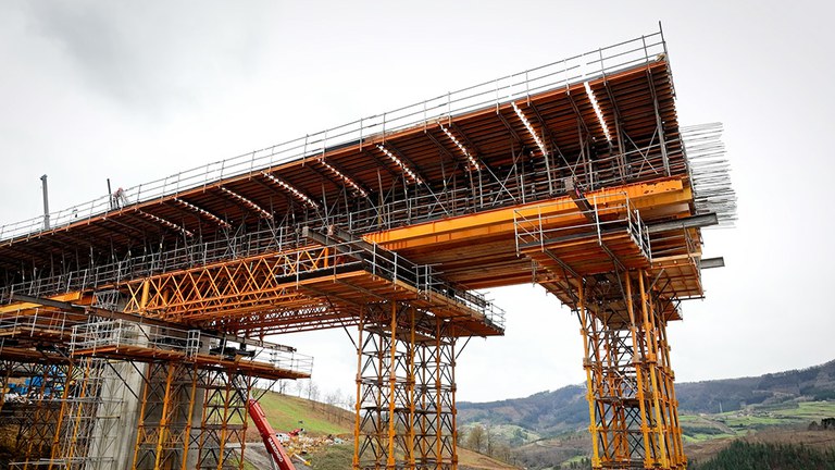 Reutilização do material ao máximo e redução do prazo de execução do viaduto de Zumelegi