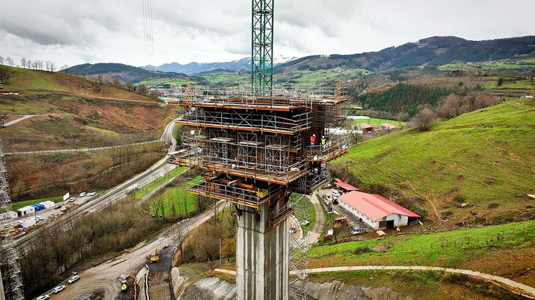 Reutilização do material ao máximo e redução do prazo de execução do viaduto de Zumelegi